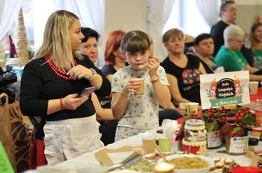 „Z tradycją i ze smakiem” w Ostrówku. Stoiska odwiedziły dziesiątki mieszkańców regionu